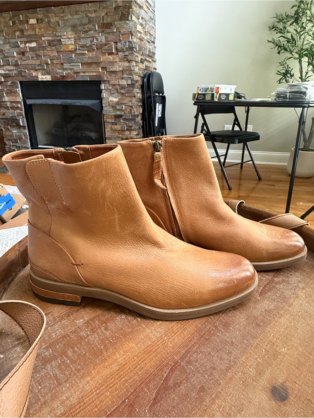 Franco Sarto Hand Finished Leather zip-up ankle boots in cognac. Women’s Size 8